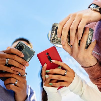 Amigos evitam compartilhar momentos pessoais nas redes sociais e priorizam o superficial