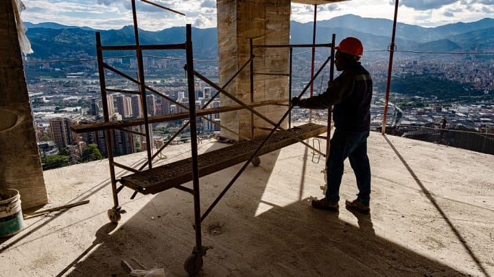 Um trabalhador dentro de um edifício residencial em construção no bairro Las Palmas, em Medellín, Colômbia, na quarta-feira, 16 de julho de 2025. (Foto: Esteban Vanegas | Bloomberg | Getty Images)