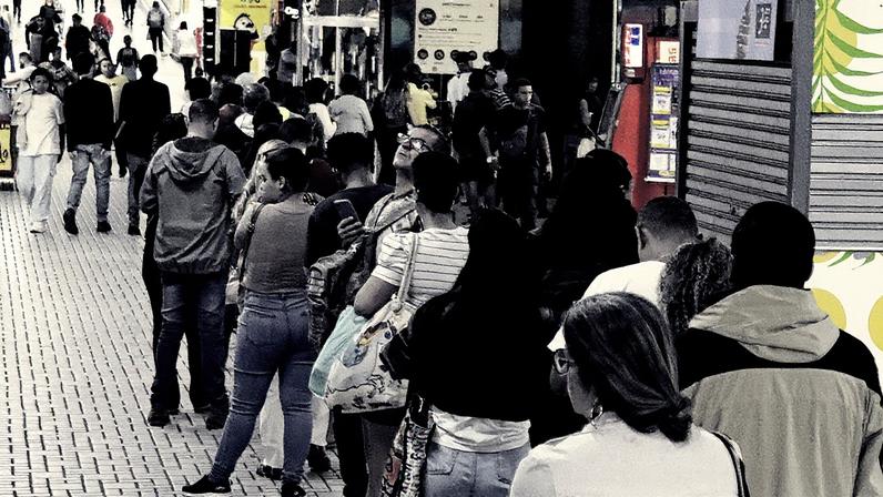 Fila na loja da Riocard na Central do Brasil, com filas; usuários chegaram a esperar três horas para conseguir atendimento (Foto: Fabiano Rocha / Agência O Globo)