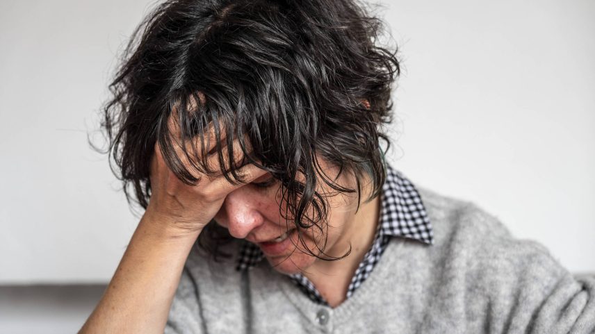 Tatiana Andia, diagnosticada com câncer de pulmão em 2023, em sua casa em Bogotá, na Colômbia (Foto: Federico Rios Escobar - 19.jul.2024/NYT)