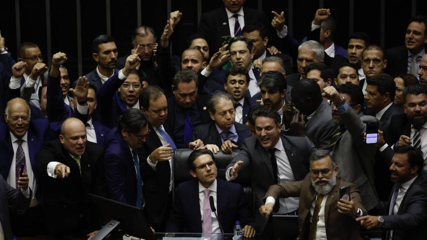 O presidente da Câmara dos Deputados, Hugo Motta, reassume a cadeira de presidente no plenário Ulysses Guimarães após negociar com a oposição (Foto: Pedro Ladeira - 6.ago.2025/Folhapress)