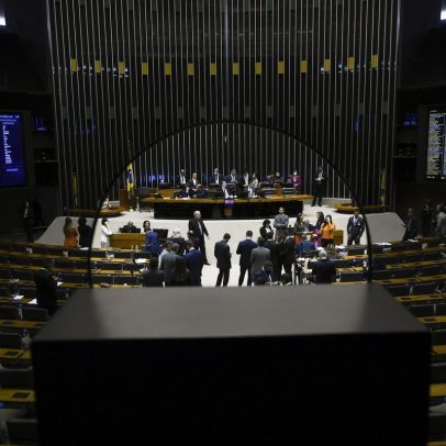 Oposição ocupa plenário para pressionar por pautas prioritárias na Câmara