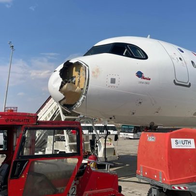 Avião faz pouso de emergência após colisão com pássaro danificar bico