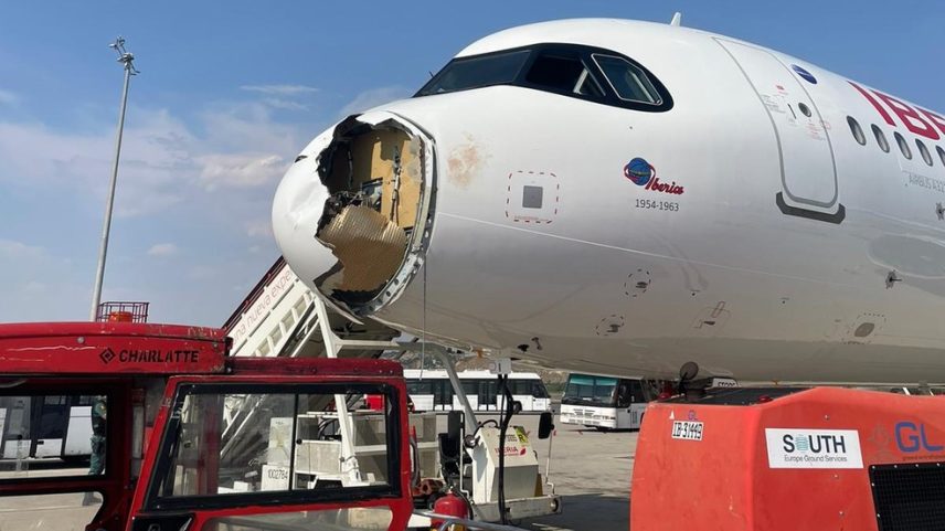 Danos no bico de um Airbus 320 da Iberia após choque com pássaros durante um voo entre Madri e Paris, em 3 de agosto de 2025. (Foto: Reprodução/ Redes sociais)