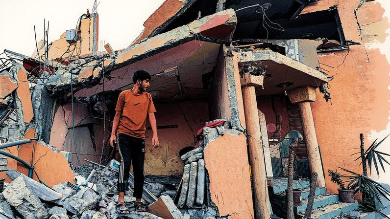 Homem inspeciona escombros de prédio destruído em campo de refugiados palestinos em Gaza (Foto: Reprodução)