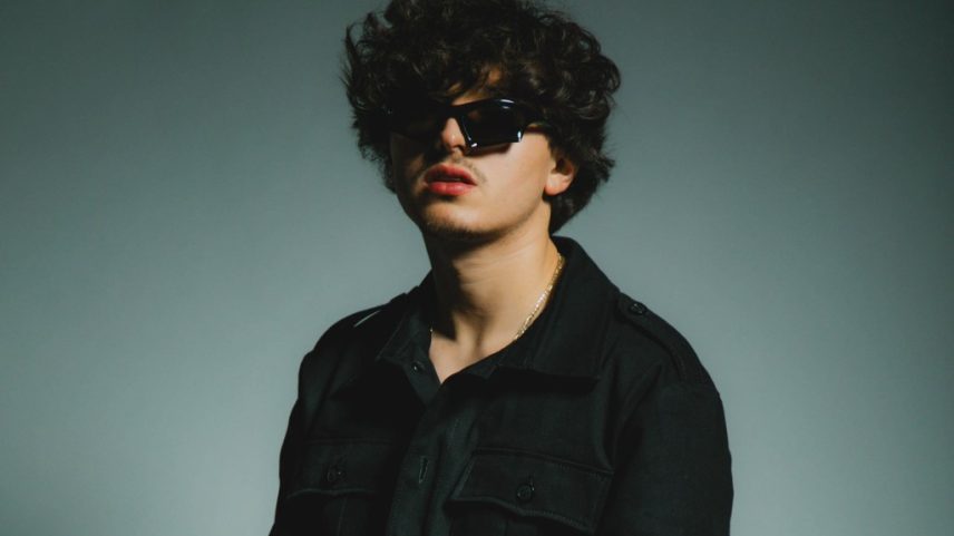 Gabito Ballesteros está experimentando outros gêneros após as restrições impostas aos artistas de corrido no México. Descubra em que ele está trabalhando. (Foto: Reprodução)