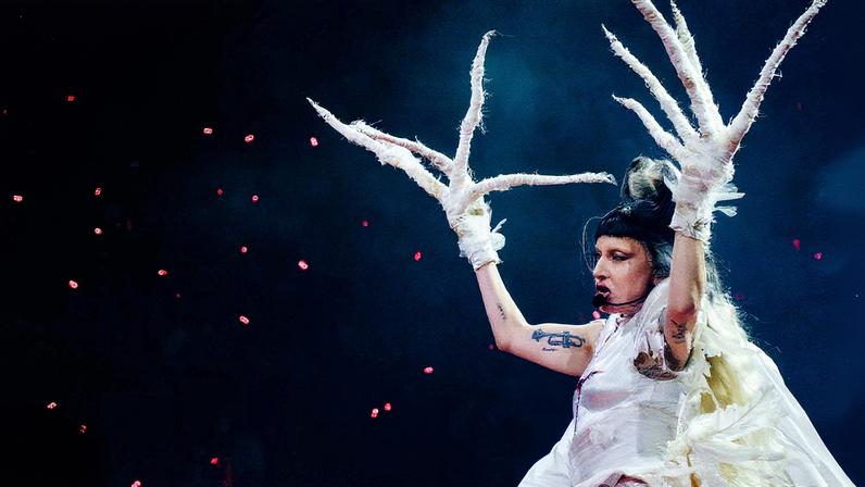 Lady Gaga em show da turnê 'Mayhem Ball', em Nova York (Foto: NYT)