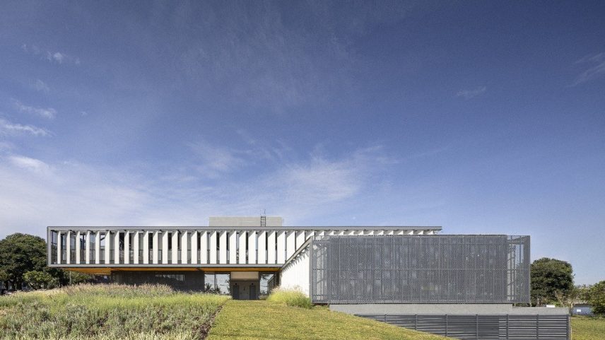 Formado por um conjunto de três blocos, o empreendimento fica ao lado da Ponte das Garças, do Aeroporto Internacional de Brasília e das embaixadas e consulados. (Foto: Lotus/Divulgação)