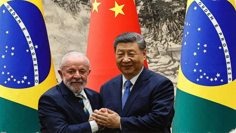 Presidente Luiz Inácio Lula da Silva aperta a mão do presidente chinês, Xi Jinping, em Pequim (Foto: TINGSHU WANG/AFP)