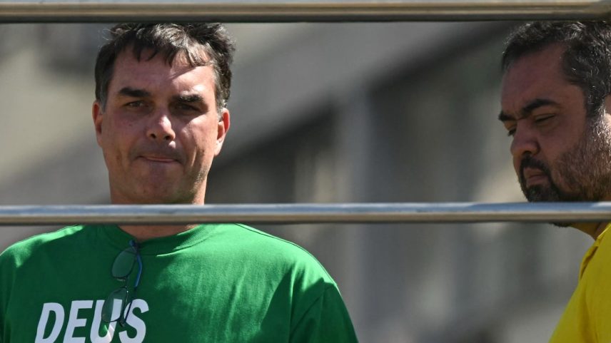 Flávio Bolsonaro em ato na Orla de Copacabana, no Rio, no domingo, 3 (Foto: Mauro Pimentel/AFP)