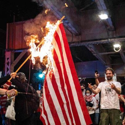Trump assina ordem para punir quem queimar a bandeira dos EUA