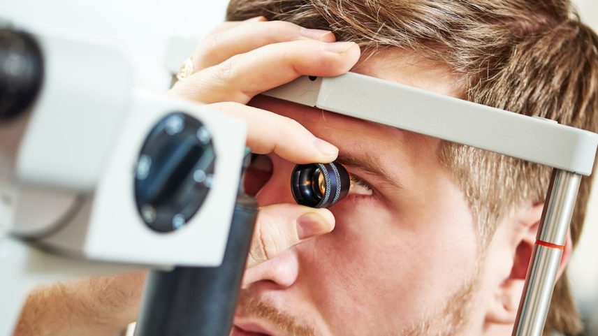 Exame de retinografia registra, por meio de fotografias em alta resolução, o fundo do olho (capturando retina e nervo óptico). As informações adquiridas podem ajudar a prever o risco de doenças que vão além dos olhos. (Foto: Kadmy/Adobe Stock)