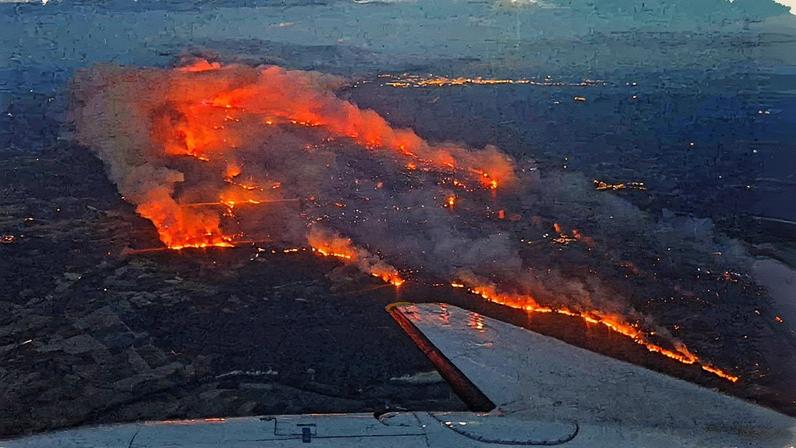 Imagem aérea mostra proporção de incêndio que atingiu área florestal e povoados como Saint-Laurent-de-la-Cabrerisse, no sul da França, em 6 de agosto de 2025. (Foto: Securite Civile/ Reuters)