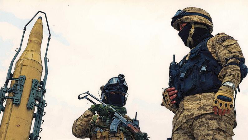 Membros da Guarda Revolucionária do Irã estão em frente ao míssil Shahab-3, que é exibido durante o desfile anual pró-palestinos do Dia de Al-Quds, ou Jerusalém, em Teerã, Irã, em 29 de abril de 2022. (Foto: AP Photo/Vahid Salemi, File)