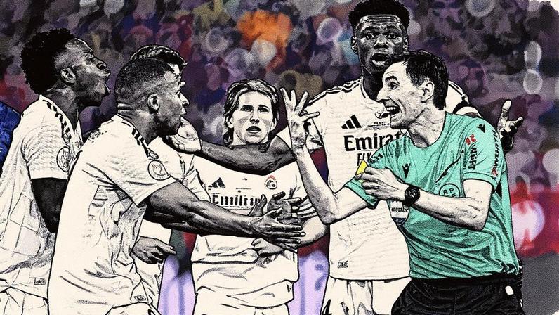 O árbitro De Burgos Bengoetxea discute com os jogadores do Real Madrid durante a final da Copa do Rei em abril. (Foto: Burak Akbulut/Anadolu/Getty Images)