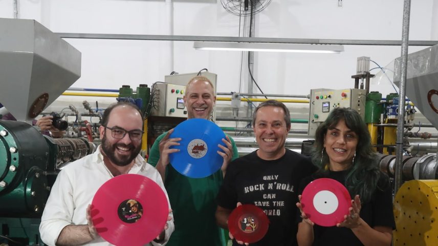 Ramon Duccini (Raridades Discos), Michel Nath (Vinil Brasil), Fred Cesquim (Record Collector) e Veridiana Lima (Vinil Brasil) na fábrica Vinil Brasil, em São Paulo (Foto: Alex Silva/Estadão)