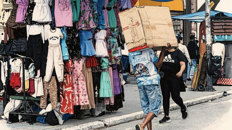 Movimentação intensa na rua 25 de Março, centro de comércio popular em São Paulo (Foto: Reprodução)