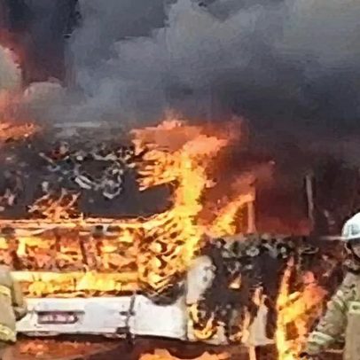 Garagem de ônibus é consumida por incêndio em Duque de Caxias
