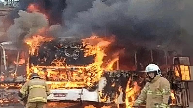 Ônibus completamente destruído em incêndio em Duque de Caxias (Foto: Reprodução)