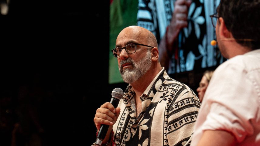 Valter Hugo Mãe na mesa 'Escritor de Dois Mundos' na Flip 2025 (Foto: Agência Saíras/Divulgação)