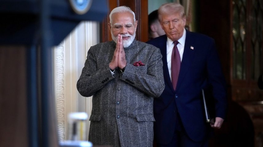 O presidente dos EUA, Donald Trump (D), e o primeiro-ministro indiano, Narendra Modi, chegam para uma coletiva de imprensa conjunta na Sala Leste da Casa Branca em 13 de fevereiro de 2025, em Washington, DC. O primeiro-ministro Modi está se reunindo com o presidente Trump para discutir tarifas e relações comerciais após o anúncio do presidente Trump sobre a implementação de tarifas recíprocas. (Foto: Andrew Harnik/Getty Images)