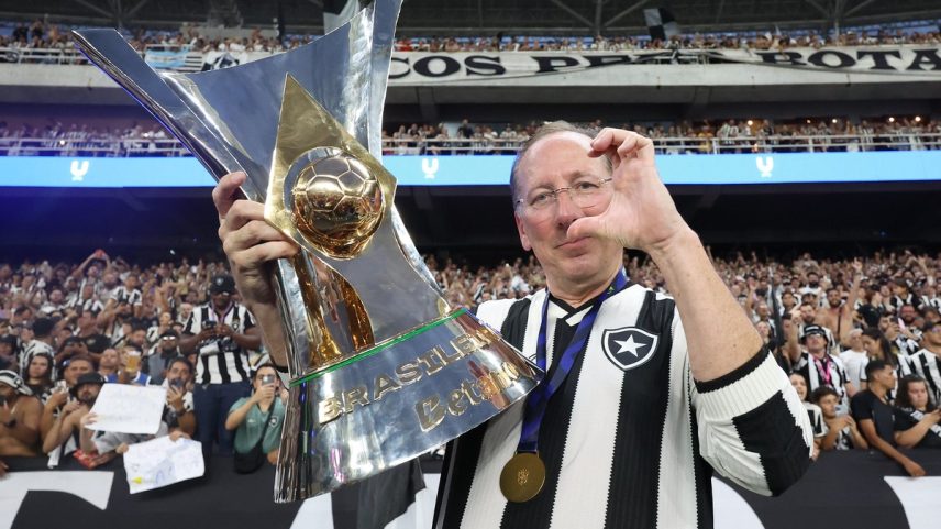 John Textor, dono do Botafogo, posa com a taça (Foto: Vitor Silva/Botafogo)