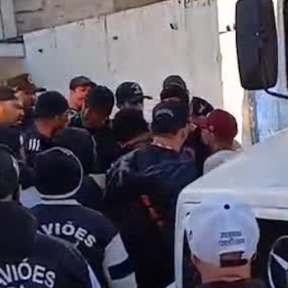 Corintianos quebram vidro de caminhão após hino do Palmeiras em votação de impeachment