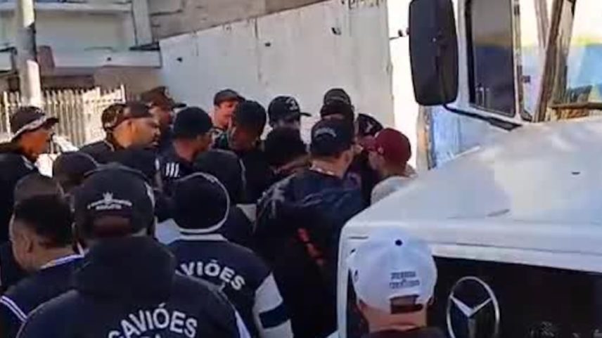 Corintianos se irritaram com caminhão que tocou hino do Palmeiras e do Vasco durante votação de impeachment. (Foto: Estadão)