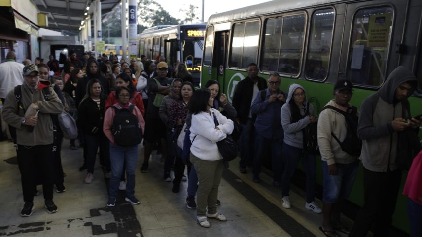 Passageiros relataram problemas para embarcar no primeiro dia útil do Jaé (Foto: Gabriel de Paiva)