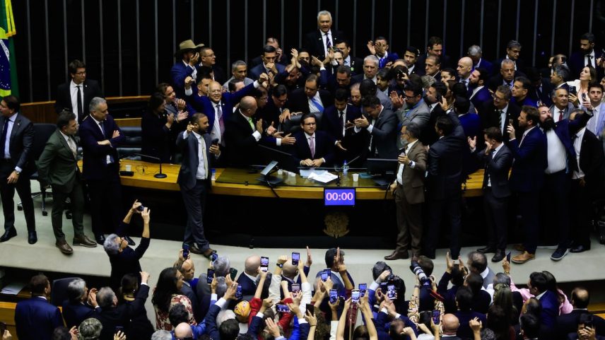 O presidente da Câmara, Hugo Motta (Republicanos-PB), ao recuperar sua cadeira após 30 horas de motim bolsonarista no plenário (Foto: WILTON JUNIOR)