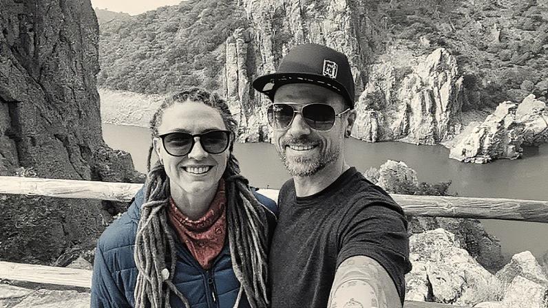 Jo Raby e seu marido, Eric, no Parque Nacional de Monfragüe, em Cáceres, Espanha. (Foto: Reprodução)