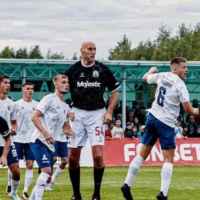 Ex-jogador da NBA se destaca como atleta de futebol na Rússia com sua altura impressionante
