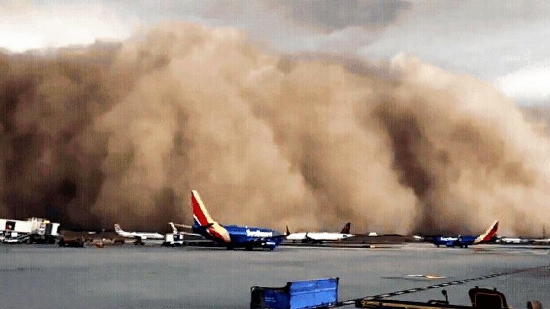 Parede de poeira, conhecida como 'haboob', encobriu parte da região metropolitana de Phoenix (Foto: Reprodução/X)
