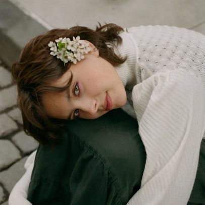 Flor Gil apresenta turnê de estreia do seu álbum no Brasil após lançamento internacional