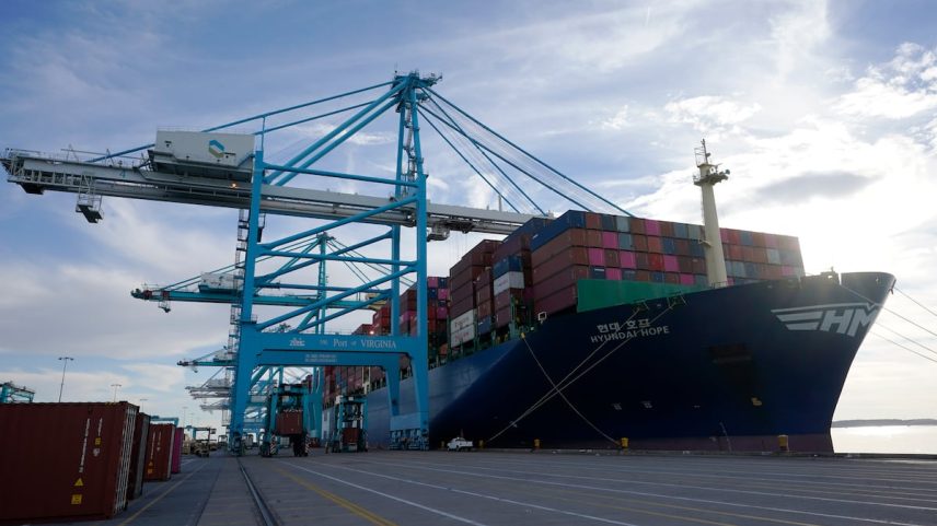 Um cargueiro, na terminal do porto de Norfolk, na Virgínia. (Foto: Steve Helber/AP)