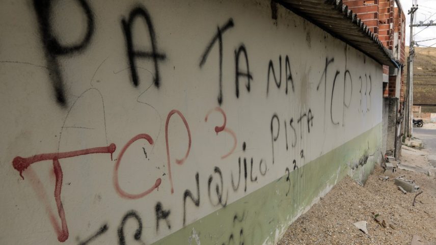 Pichação do TCP no bairro Vila Esperança, em Itatiaia, no Sul Fluminense (Foto: Gabriel de Paiva/Agência O Globo)