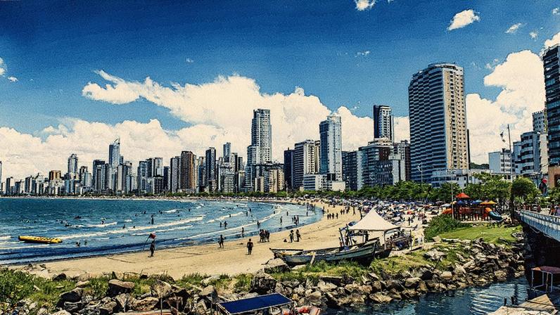 Praia em Balneário Camboriú (SC), um dos destinos turísticos mais procurados do Brasil (Foto: Reprodução)