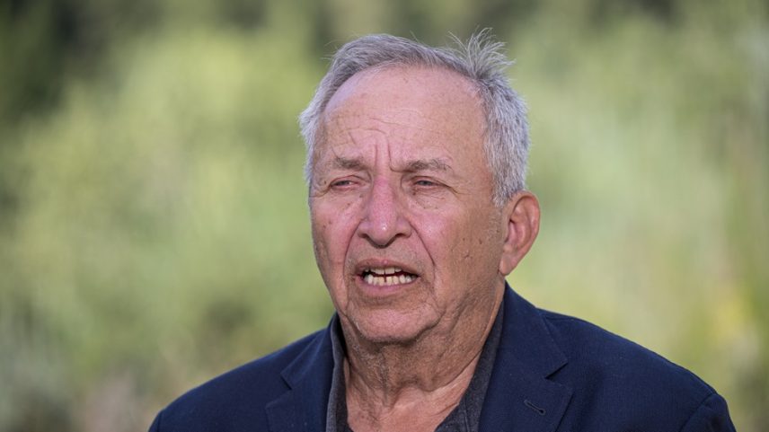 Larry Summers, presidente emérito e professor da Universidade de Harvard, durante entrevista à Bloomberg Television na Conferência de Mídia e Tecnologia Allen & Co., em Sun Valley, Idaho, EUA, na quinta-feira, 13 de julho de 2023. A cúpula costuma ser um ponto quente para a concretização de fusões com apertos de mão, mas pode assumir um tom bem diferente este ano, diante do baixo volume de negócios, da inflação e das taxas de juros mais altas (Foto: Bloomberg)