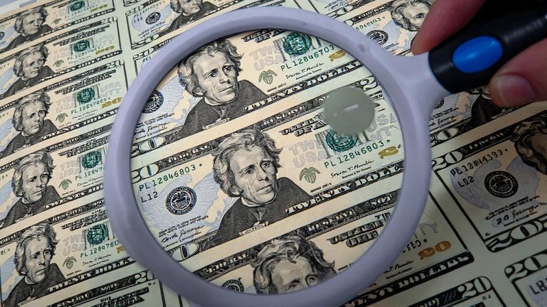 Cédulas de dólar: câmbio se desvalorizou no Brasil na terça-feira. Real teve o pior desempenho entre 33 moedas (Foto: Bloomberg)