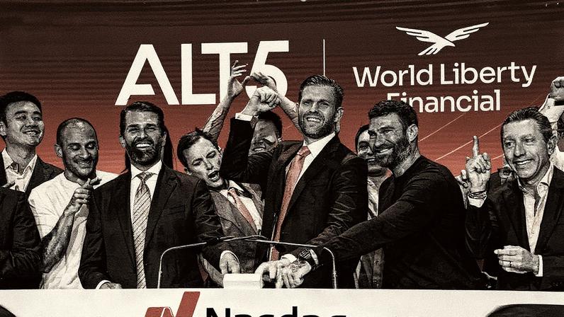 Donald Trump Jr. e Eric Trump celebram o fechamento da oferta de US$ 1,5 bilhão da ALT5 na Nasdaq Market, em Nova York, em 13 de agosto de 2025 (Foto: Reprodução)