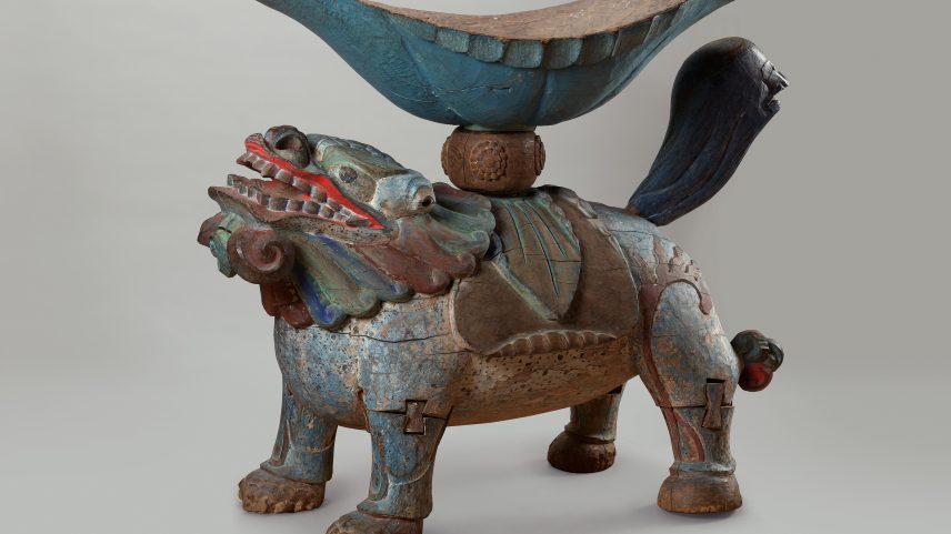Um suporte de tambor de madeira do século 19 estará entre mais de 200 itens incluídos na exposição. (Foto: National Museum of Korea)