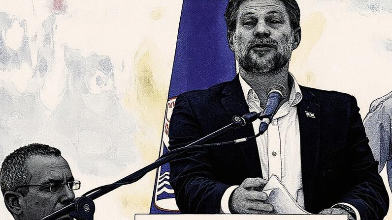 Ministro das Finanças de Israel, Bezalel Smotrich, fala com jornalistas durante uma coletiva de imprensa sobre a nova construção de assentamentos na Cisjordânia ocupada por Israel, perto de Maale Adumim, na quarta-feira, 14 de agosto de 2025. (Foto: AP Photo/Ohad Zwigenberg)