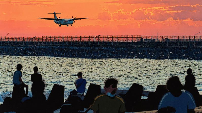 Pessoas assistem ao pôr do sol enquanto um avião se prepara para pousar no aeroporto internacional Ngurah Rai, em Denpasar, na ilha balneária de Bali, na Indonésia (Foto: SONNY TUMBELAKA/AFP).