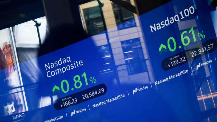 Informações do mercado de ações no Nasdaq MarketSite em Nova York, EUA, na quarta-feira, 9 de julho de 2025. (Foto: Bloomberg | Bloomberg | Getty Images)