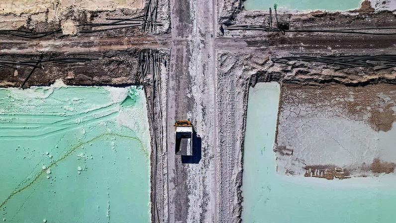 Caminhão carrega sulfato de litio no Salar de Atacama, Chile (Foto: Reprodução)