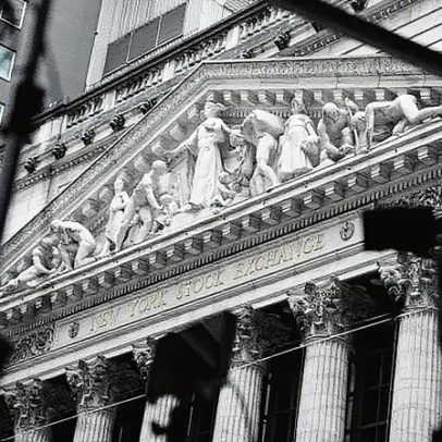 Mercado de ações enfrenta semana difícil, mas encerra mês com resultados positivos