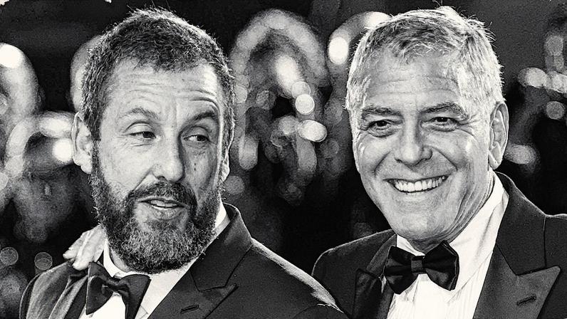 Adam Sandler e George Clooney no evento de lançamento de Jay Kelly (2025) no Festival de Cinema de Veneza (Foto: Reprodução)