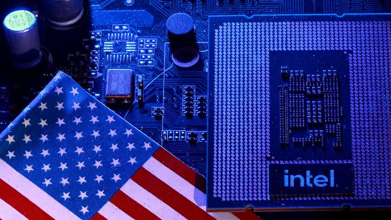 Governo dos EUA adquire ações da Intel (Foto: REUTERS/Dado Ruvic/Illustration) Donald Trump na Casa Branca (Foto: AP Photo/Evan Vucci)