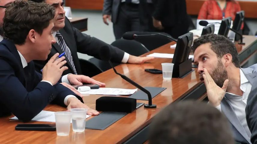 Deputados federais Nikolas Ferreira (PL-MG) e André Janones (Avante-MG) discutem durante sessão no dia 5 de junho de 2024 do Conselho de Ética (Foto: Lula Marques/Agência Brasil)