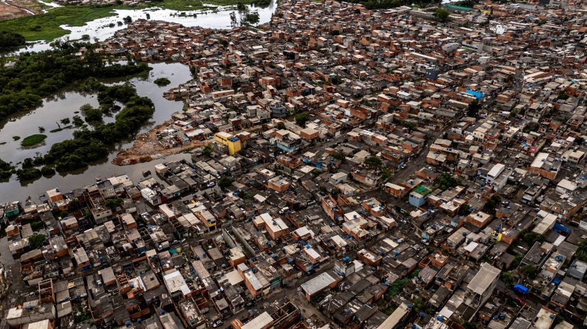 Vista aérea de casas no Jardim Pantanal, em fevereiro deste ano, ainda sob efeito das enchentes que atingiram a região na zona leste da cidade de São Paulo (Foto: Rafaela Araújo - 3.fev.2025/Folhapress)